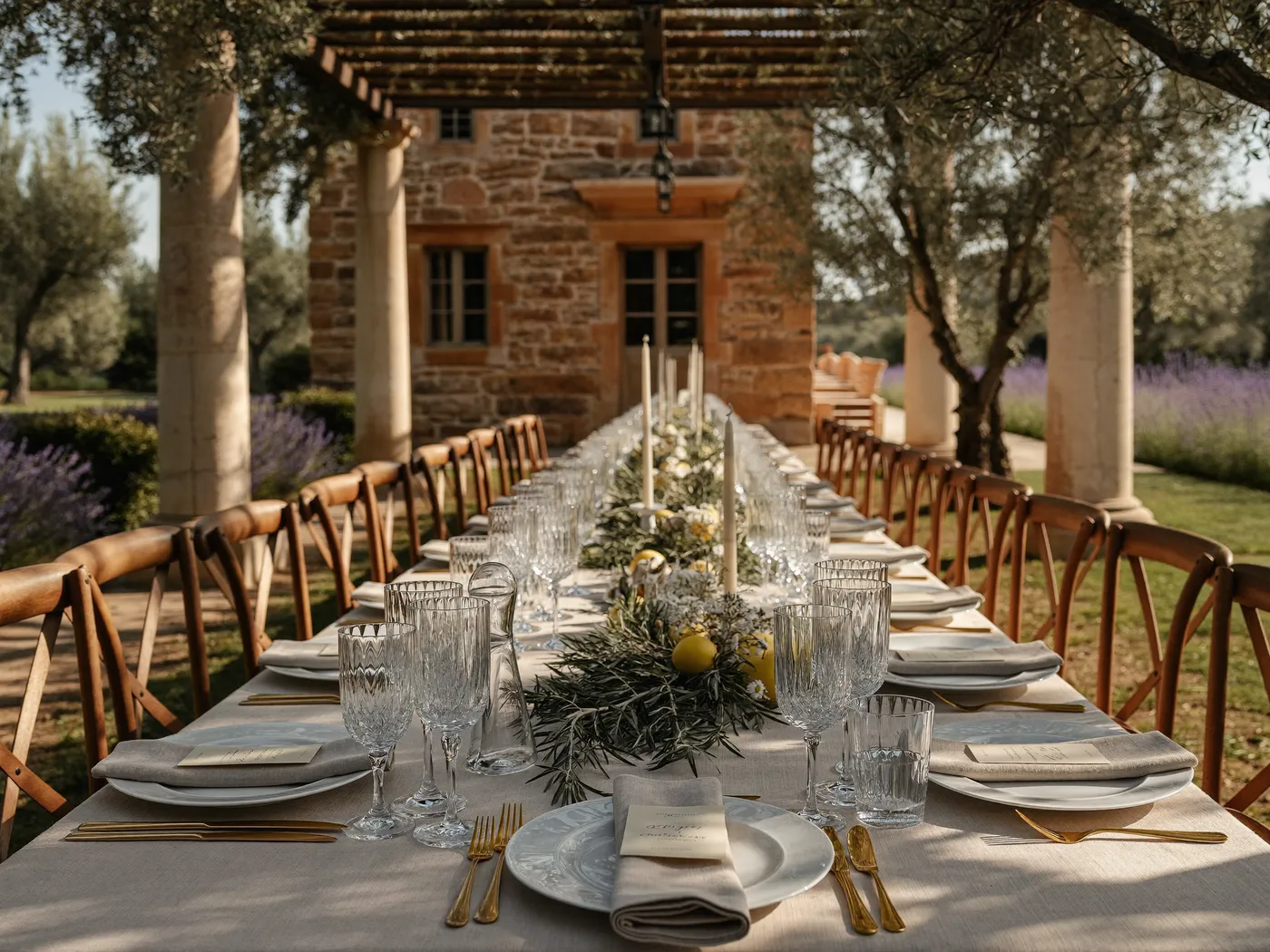 Amigos en una mesa larga bajo una pérgola con guirnaldas de luces y buganvillas al atardecer